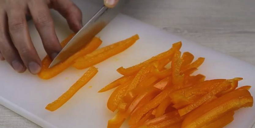 Итальянский салат с макаронами, ветчиной и майонезом