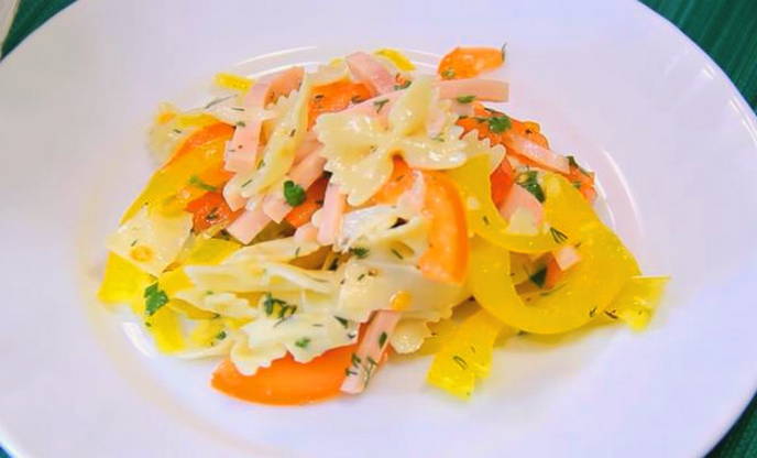 Итальянский салат с макаронами бантиками