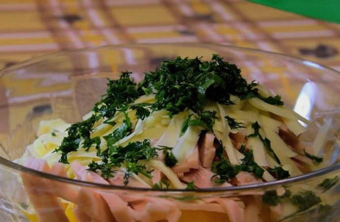 Итальянский салат с макаронами бантиками