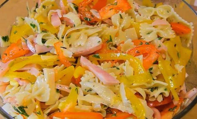 Итальянский салат с макаронами бантиками