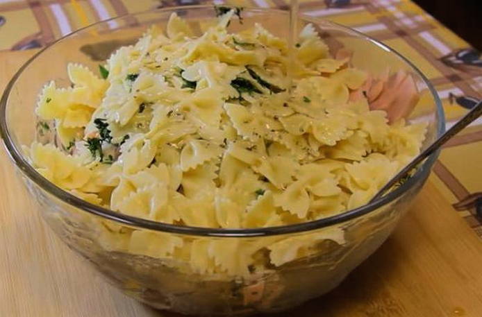 Итальянский салат с макаронами бантиками