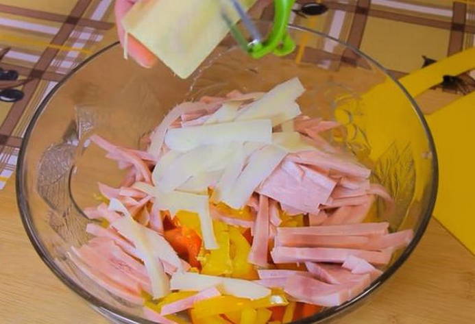 Итальянский салат с макаронами бантиками