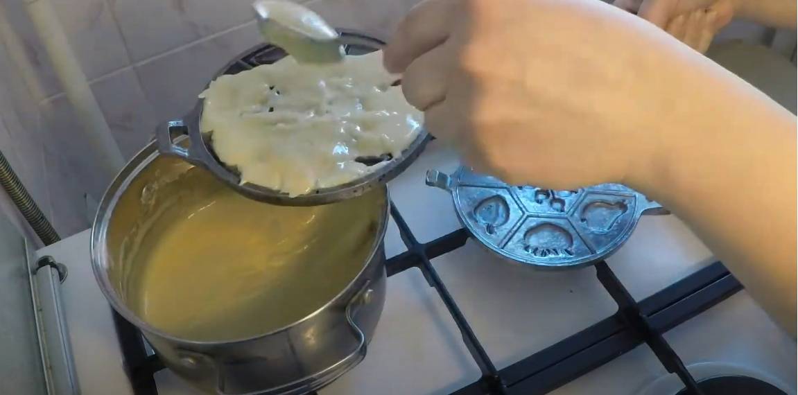 Вафли в советской вафельнице на газу