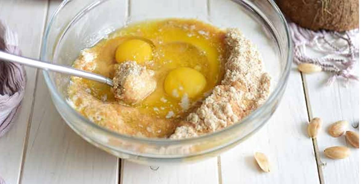 Вафли из миндальной муки в вафельнице
