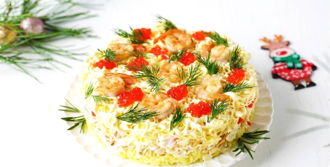 Королевский салат с креветками и красной икрой
