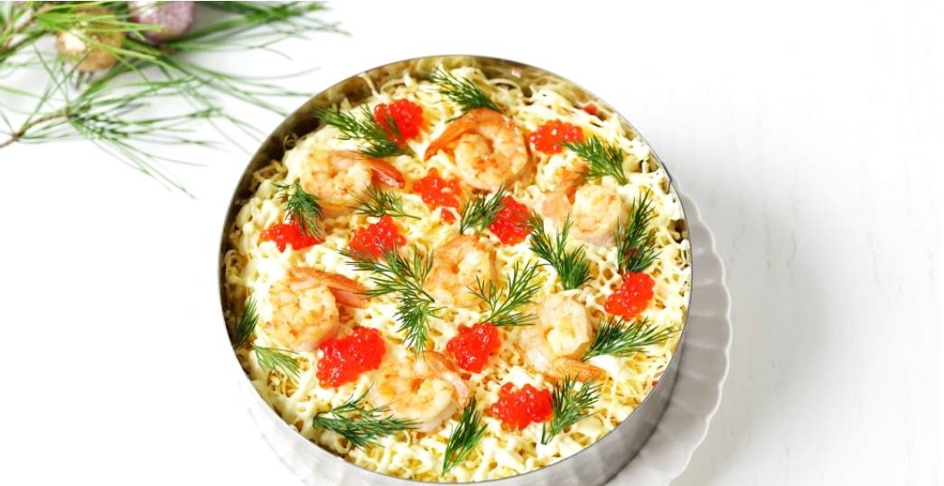 Королевский салат с креветками и красной икрой