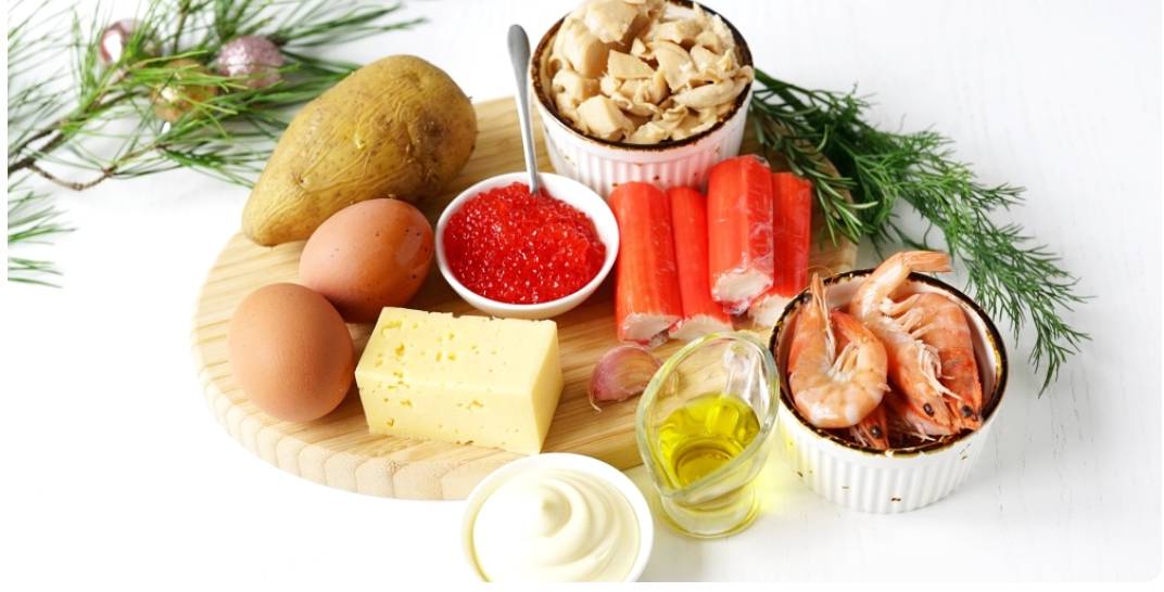 Королевский салат с креветками и красной икрой