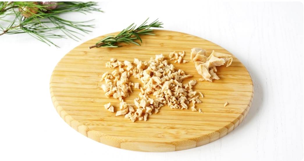 Королевский салат с креветками и красной икрой