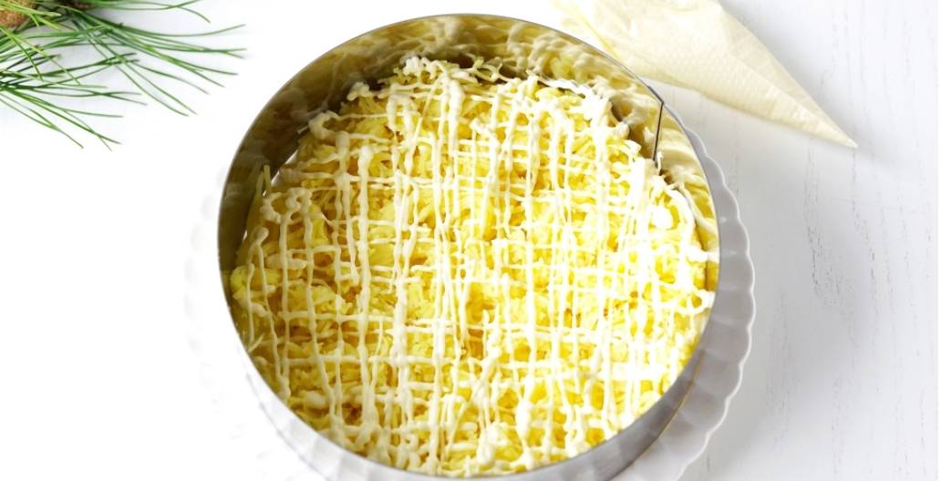 Королевский салат с креветками и красной икрой