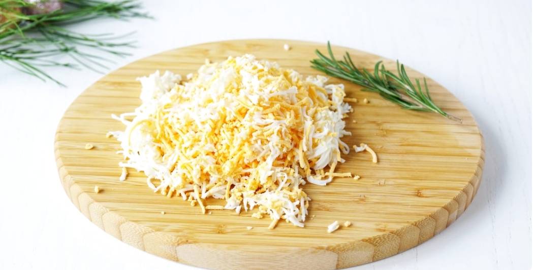 Королевский салат с креветками и красной икрой