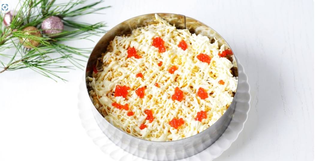 Королевский салат с креветками и красной икрой