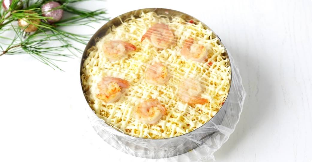 Королевский салат с креветками и красной икрой