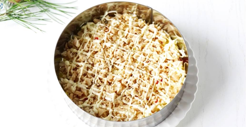 Королевский салат с креветками и красной икрой