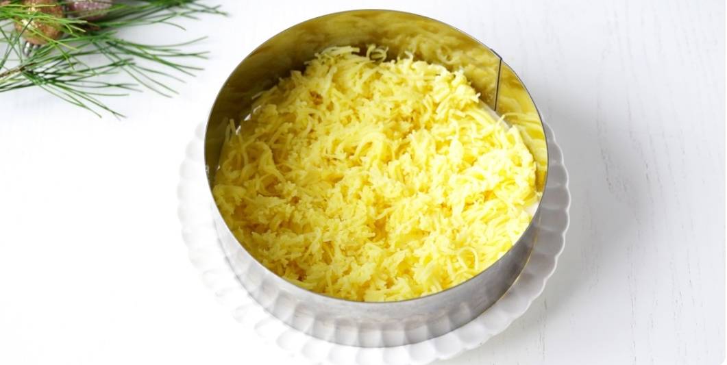 Королевский салат с креветками и красной икрой