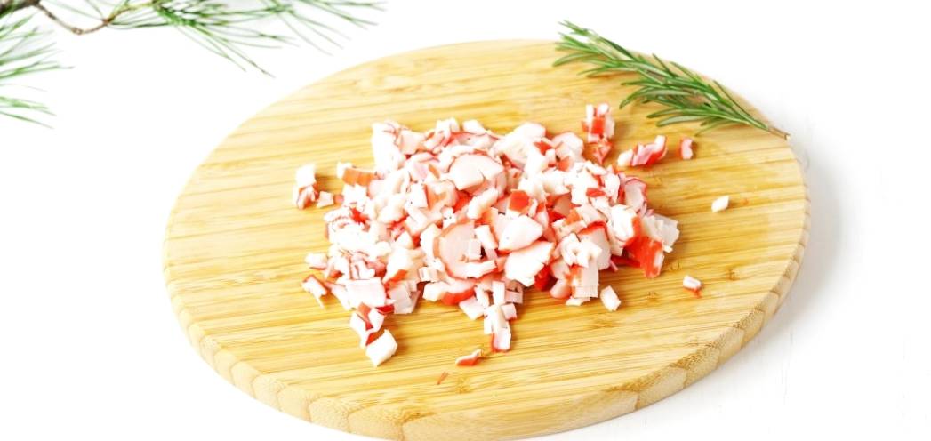 Королевский салат с креветками и красной икрой