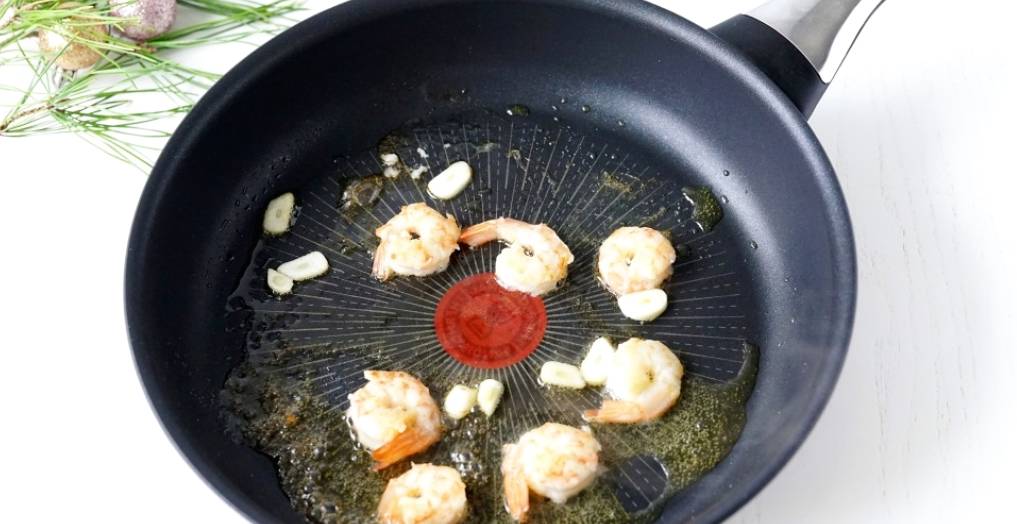 Королевский салат с креветками и красной икрой