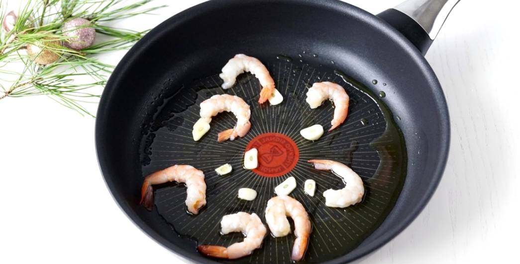 Королевский салат с креветками и красной икрой