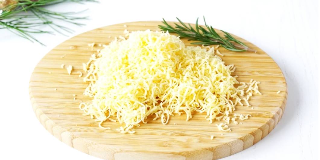 Королевский салат с креветками и красной икрой