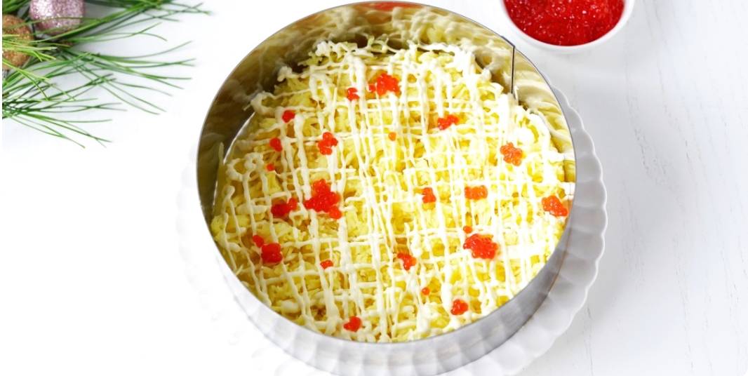 Королевский салат с креветками и красной икрой