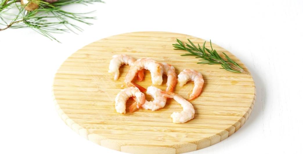 Королевский салат с креветками и красной икрой