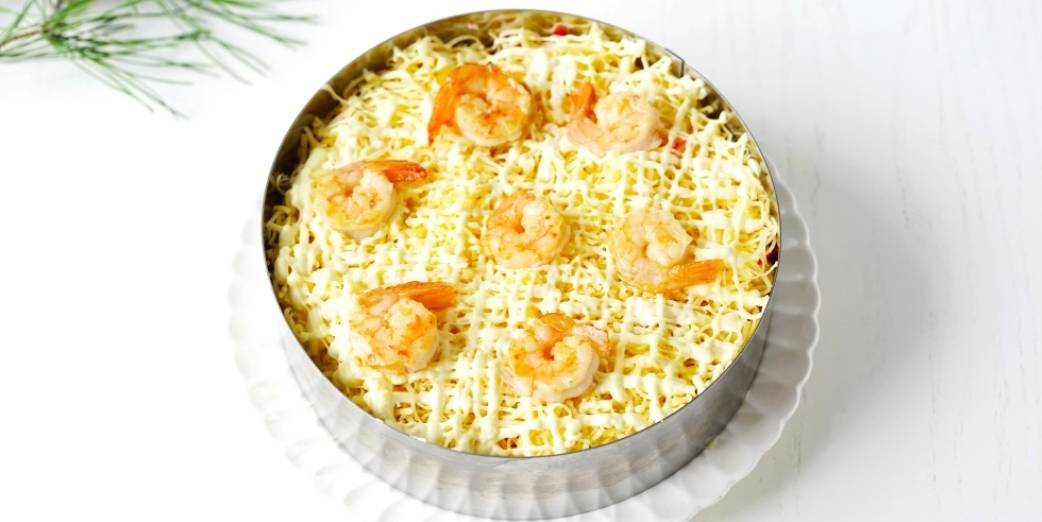 Королевский салат с креветками и красной икрой