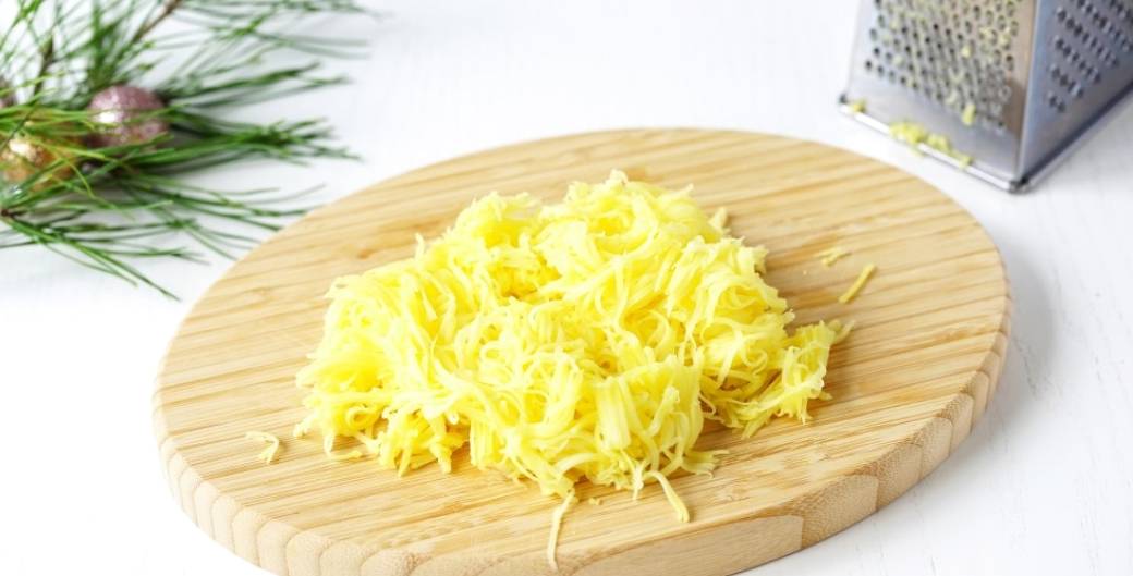 Королевский салат с креветками и красной икрой