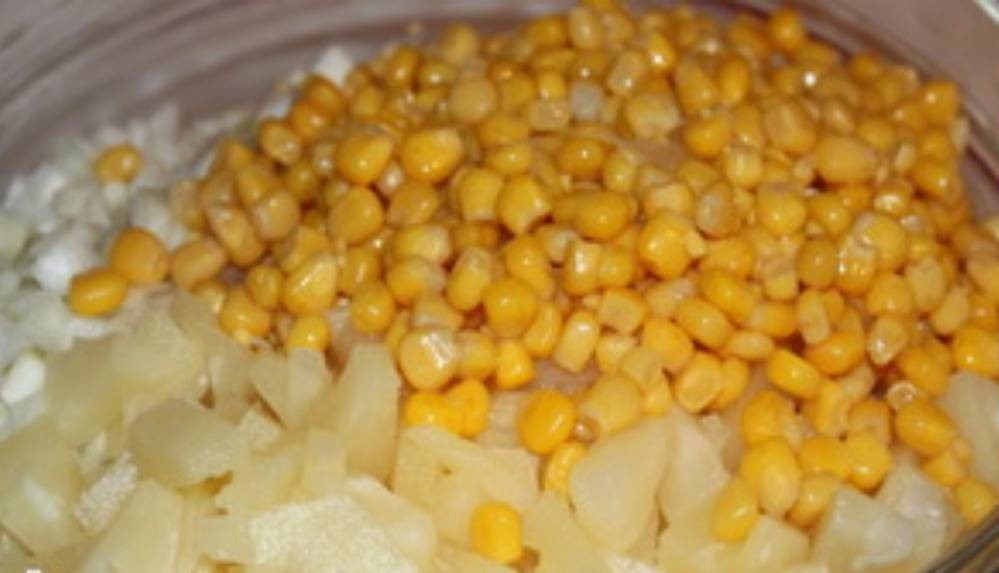 Королевский салат с ананасами