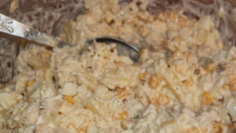 Королевский салат с ананасами