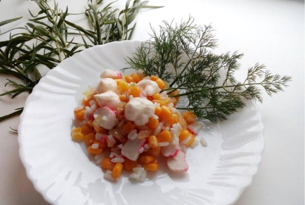 Крабовый салат с жареным луком