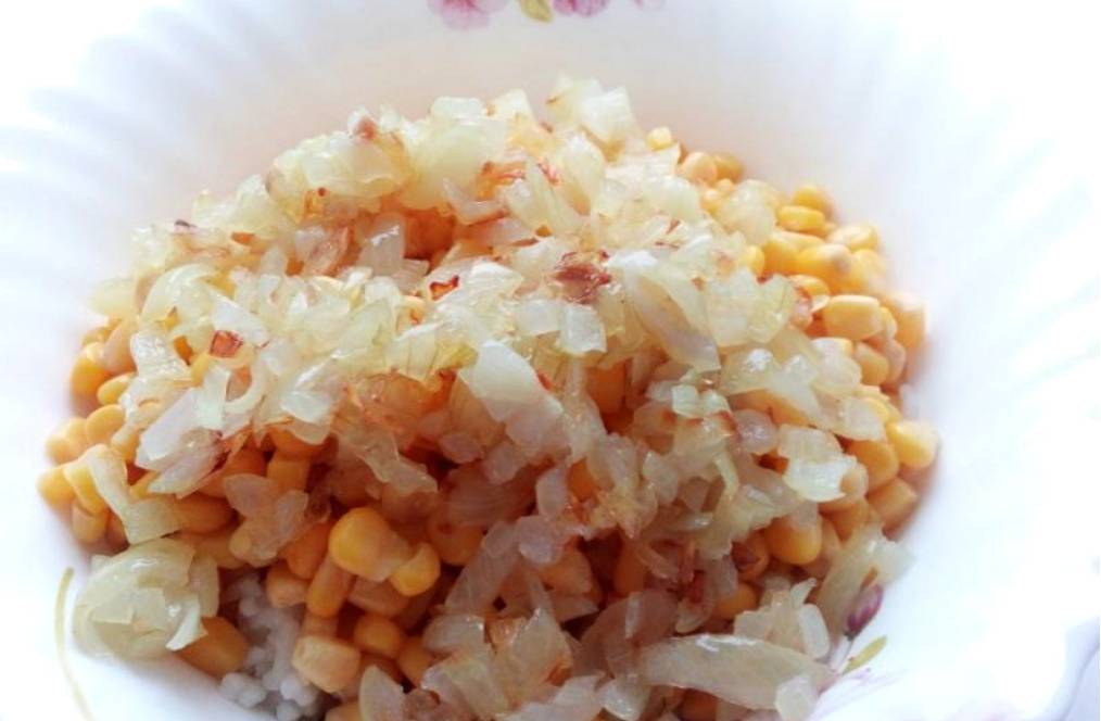 Крабовый салат с жареным луком