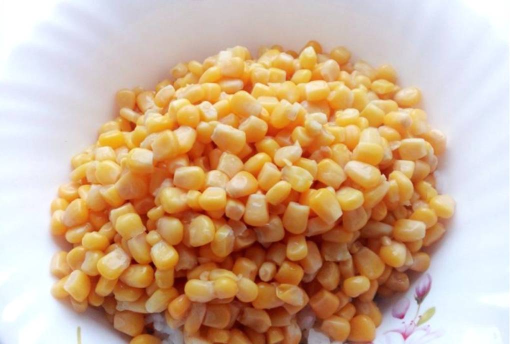 Крабовый салат с жареным луком