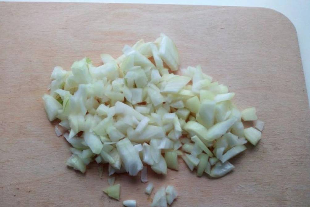 Крабовый салат с жареным луком