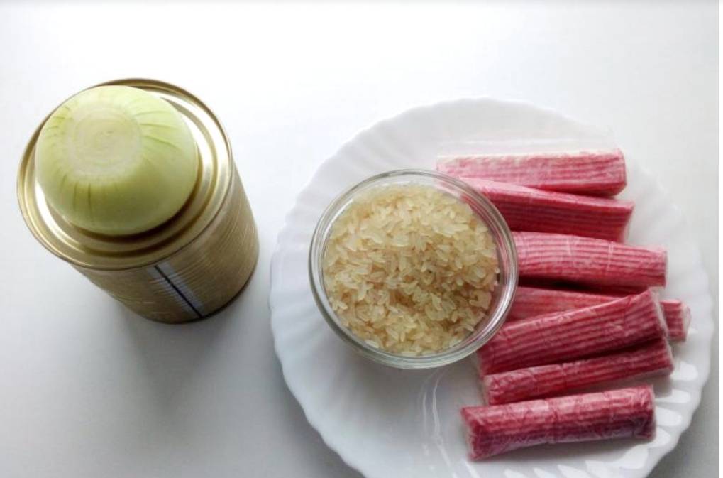 Крабовый салат с жареным луком