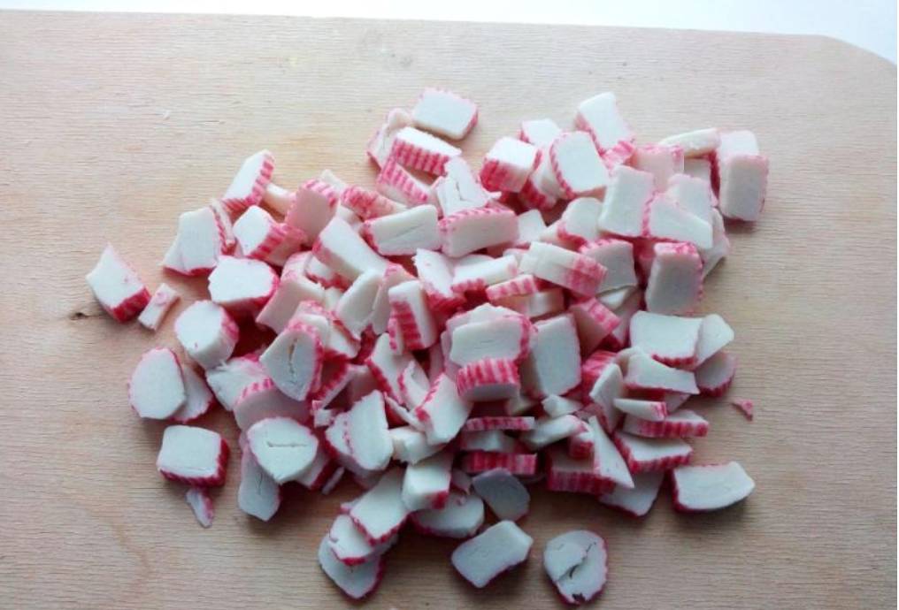 Крабовый салат с жареным луком