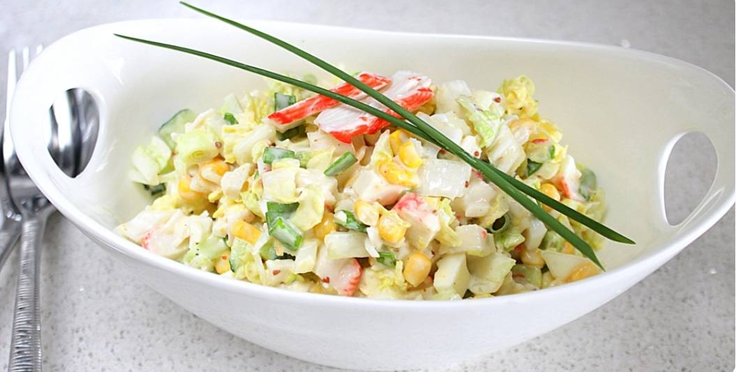 Крабовый салат с пекинской капустой и кукурузой