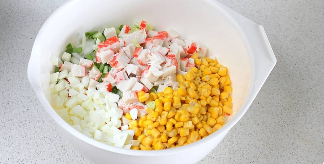 Крабовый салат с пекинской капустой и кукурузой