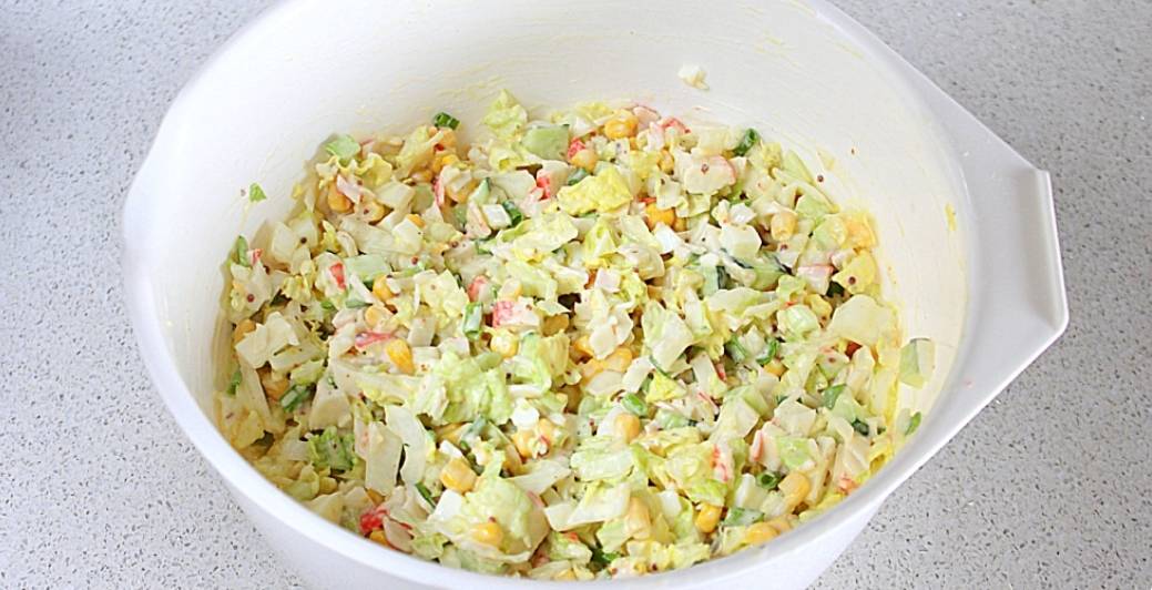 Крабовый салат с пекинской капустой и кукурузой