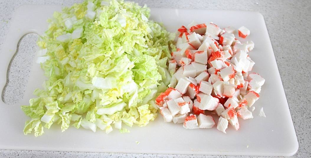 Крабовый салат с пекинской капустой и кукурузой