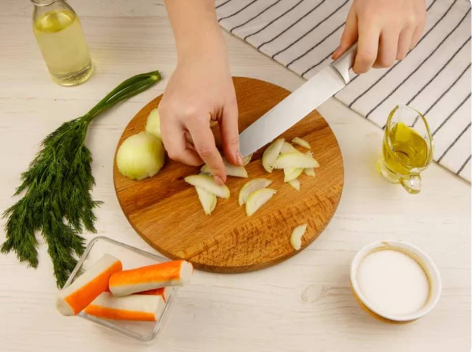 Крабовый салат с жареными грибами