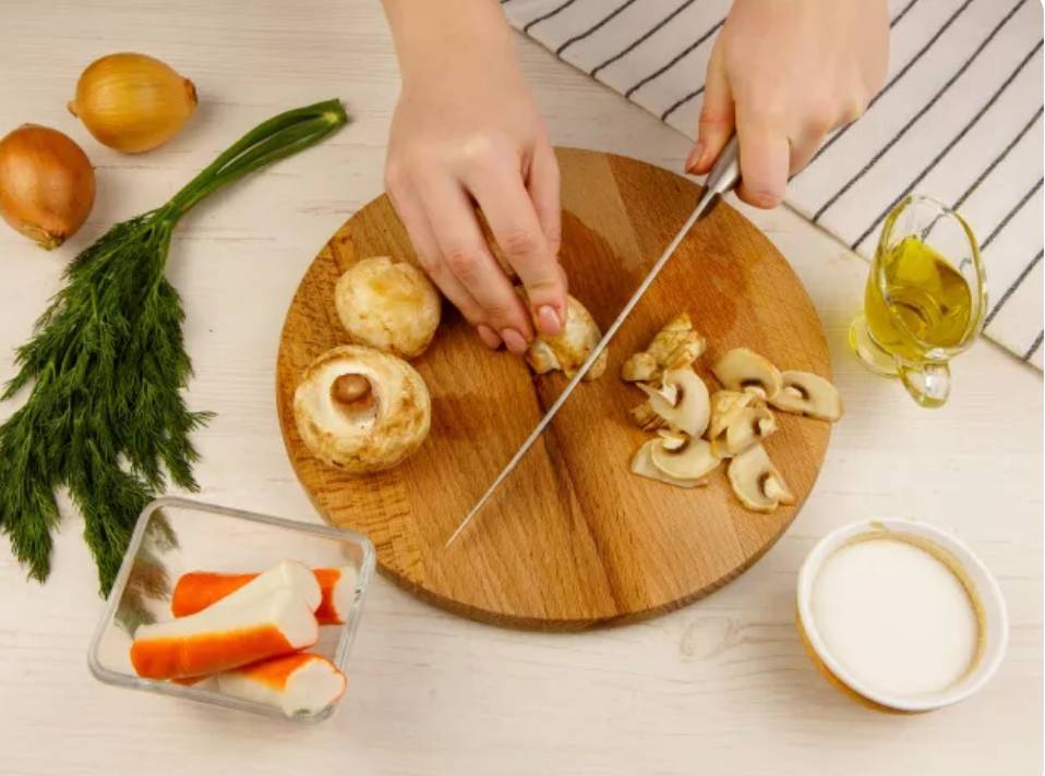 Крабовый салат с жареными грибами