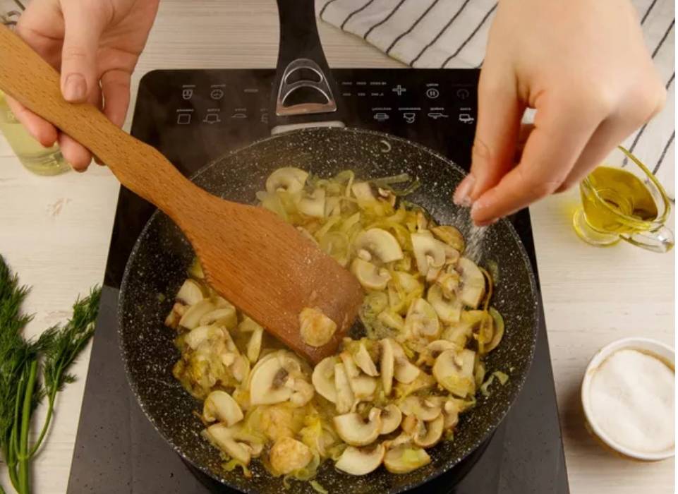 Крабовый салат с жареными грибами