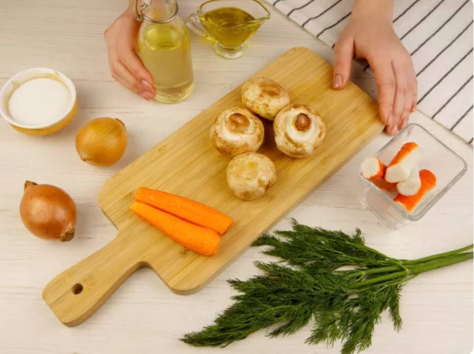 Крабовый салат с жареными грибами