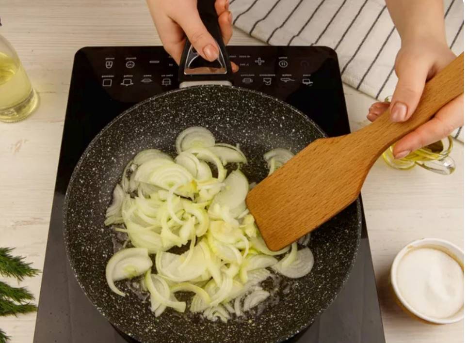 Крабовый салат с жареными грибами