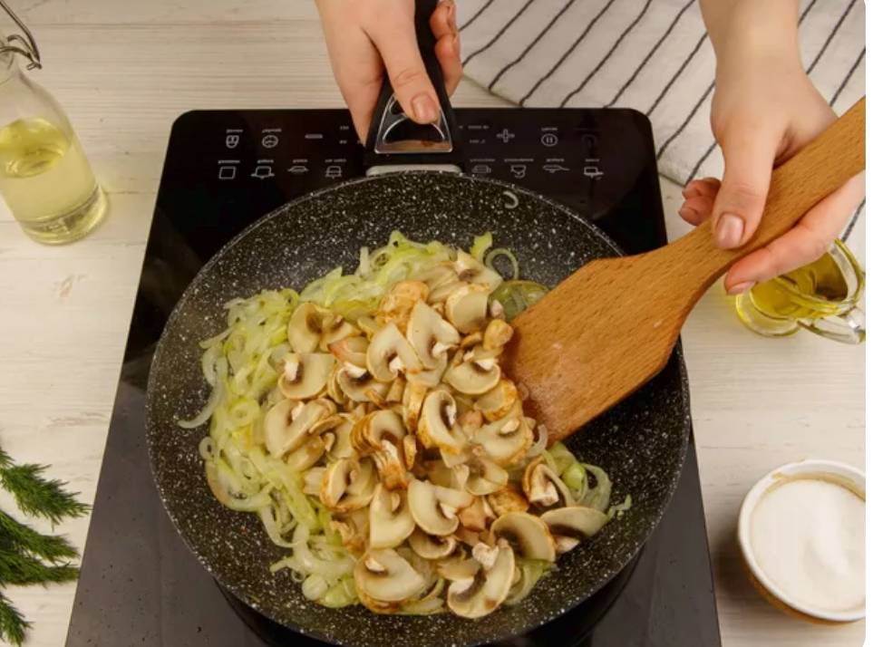 Крабовый салат с жареными грибами