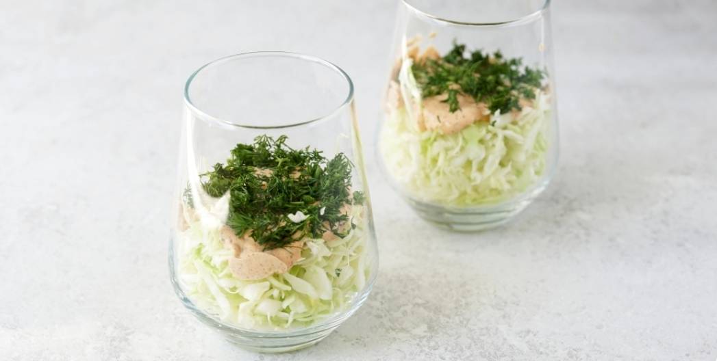 Крабовый салат с капустой и огурцом