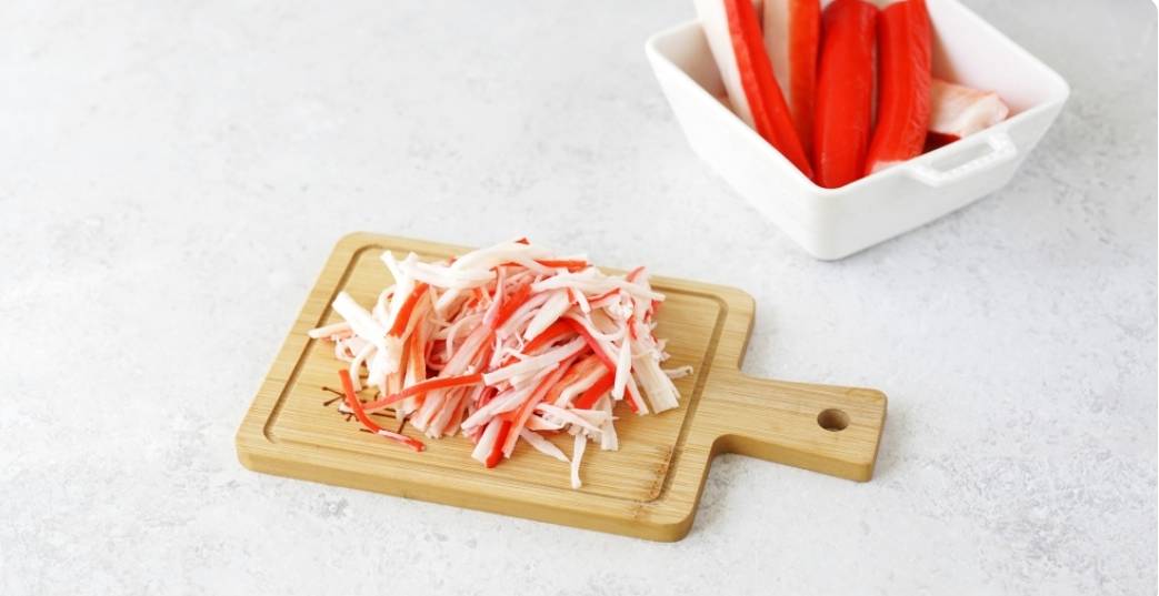 Крабовый салат с капустой и огурцом