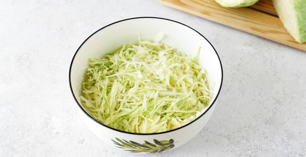 Крабовый салат с капустой и огурцом