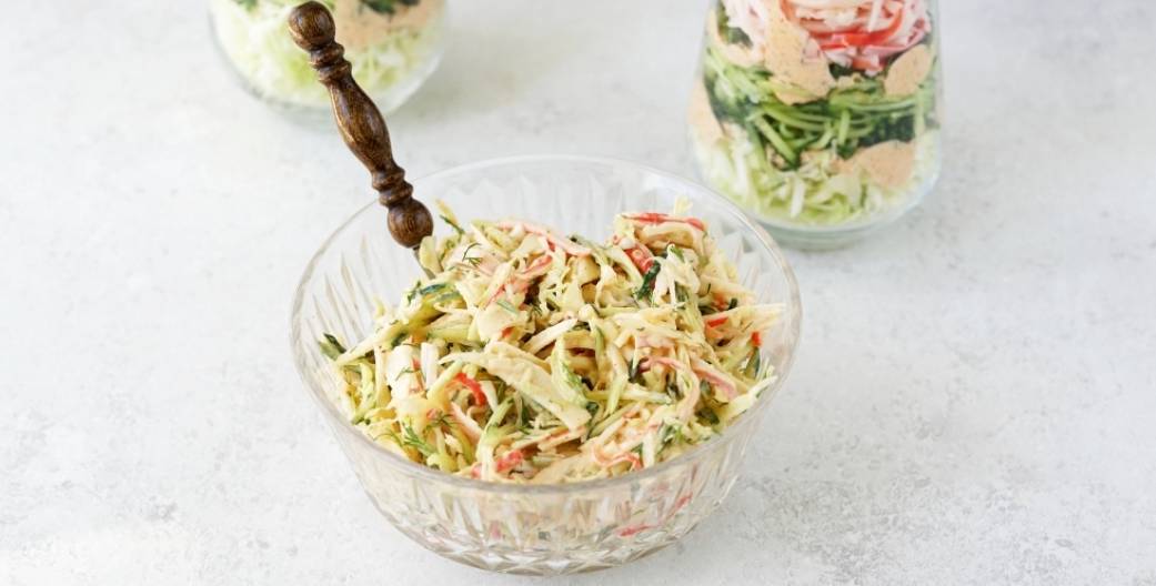 Крабовый салат с капустой и огурцом