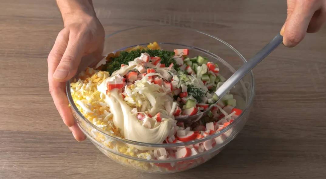 Крабовый салат с капустой, кукурузой, яйцом и огурцом