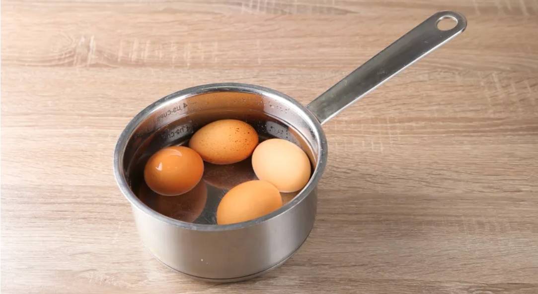 Крабовый салат с капустой, кукурузой, яйцом и огурцом